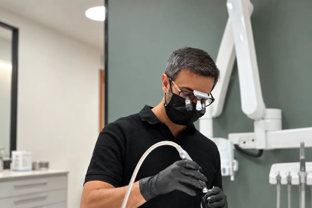 Échange entre un chirurgien-dentiste et une patiente avant un traitement de carie avancée
