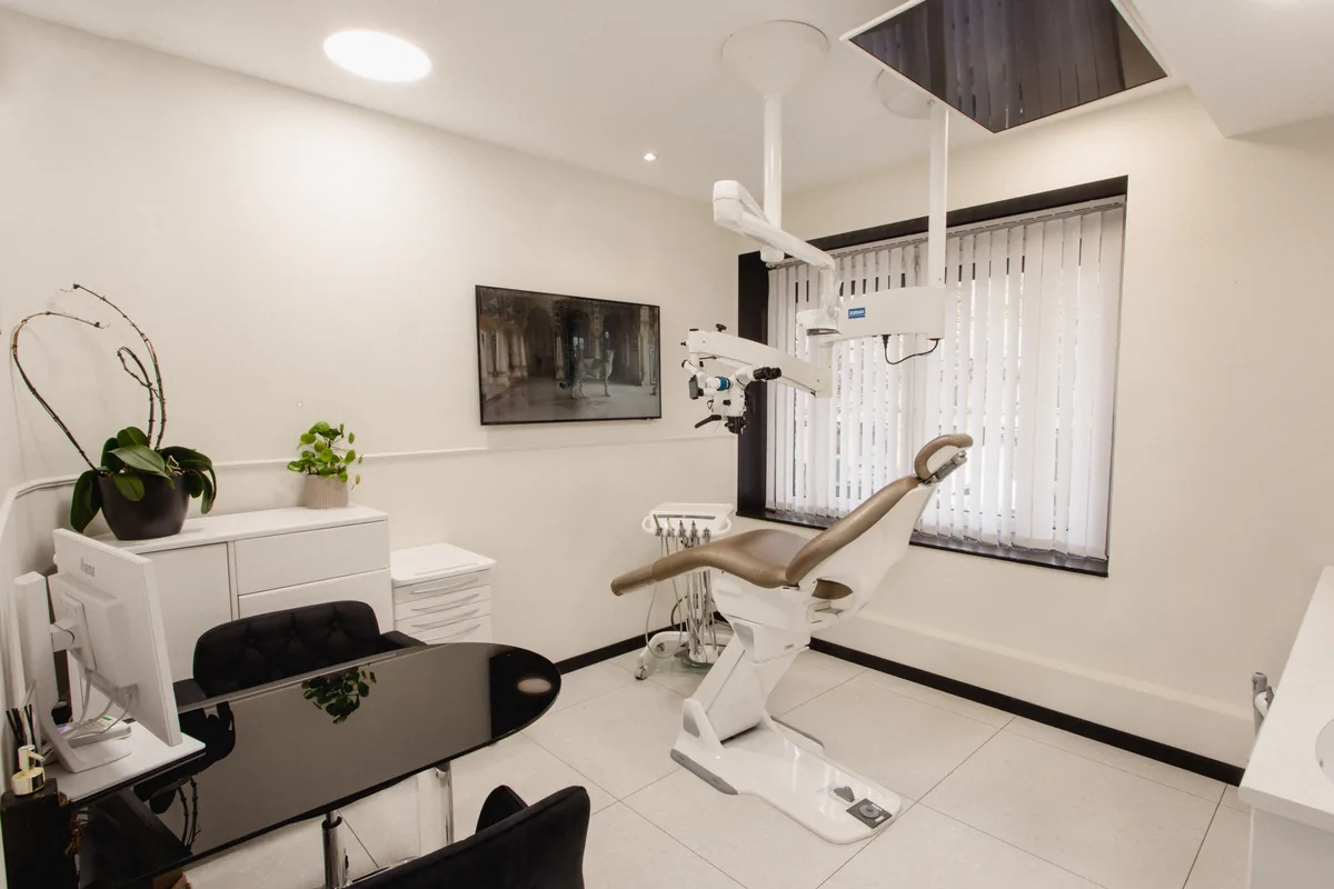 Patiente lors de soins conservateurs dentaires au cabinet